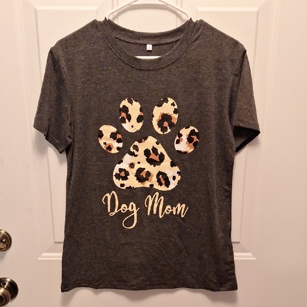 Gray Dog Mom T-Shirt with Leopard Print Paw